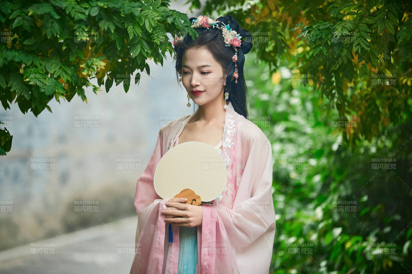 穿着汉服在古城拍照的东方美女图片