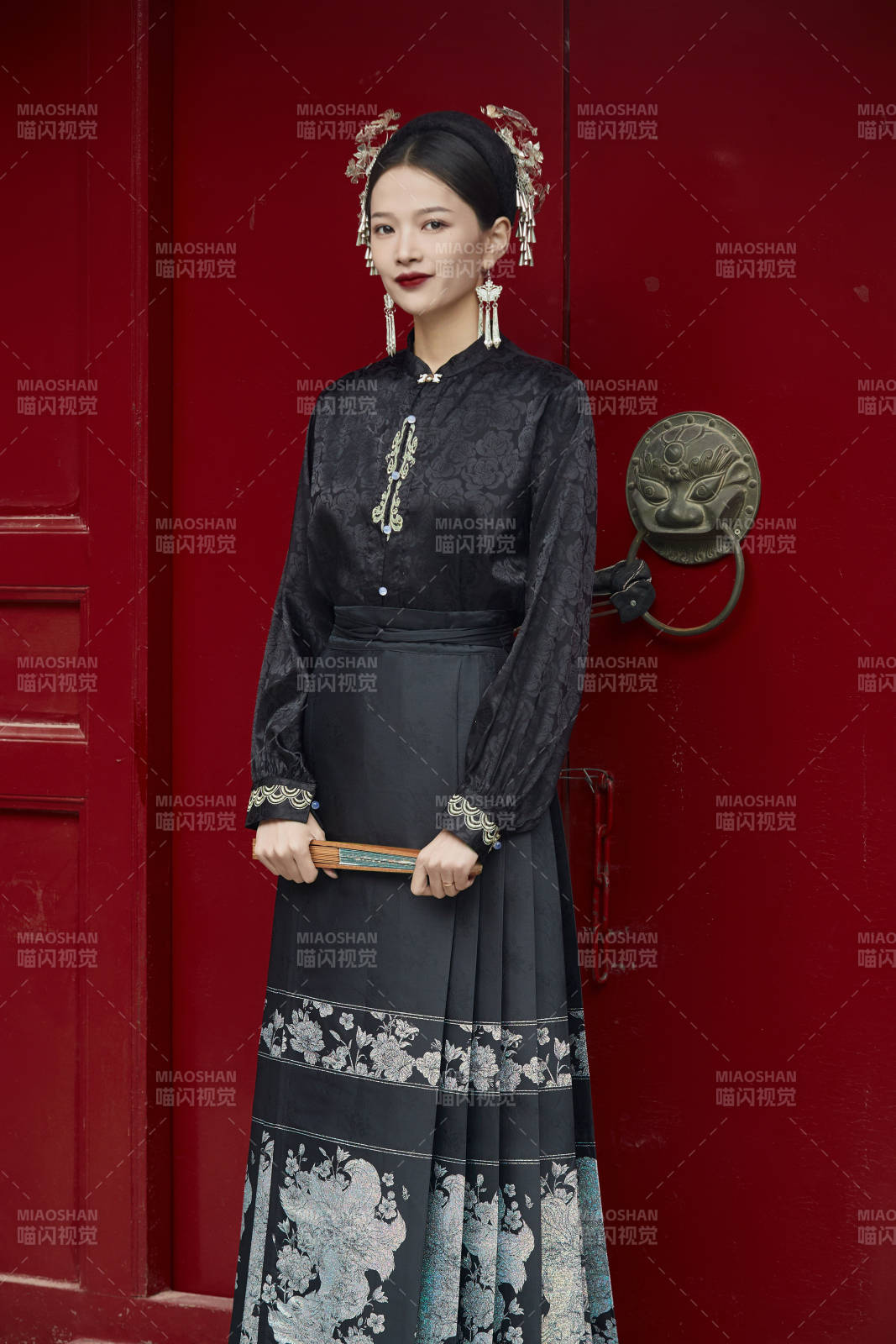 穿着中国汉族服饰马面裙的东方女性图片