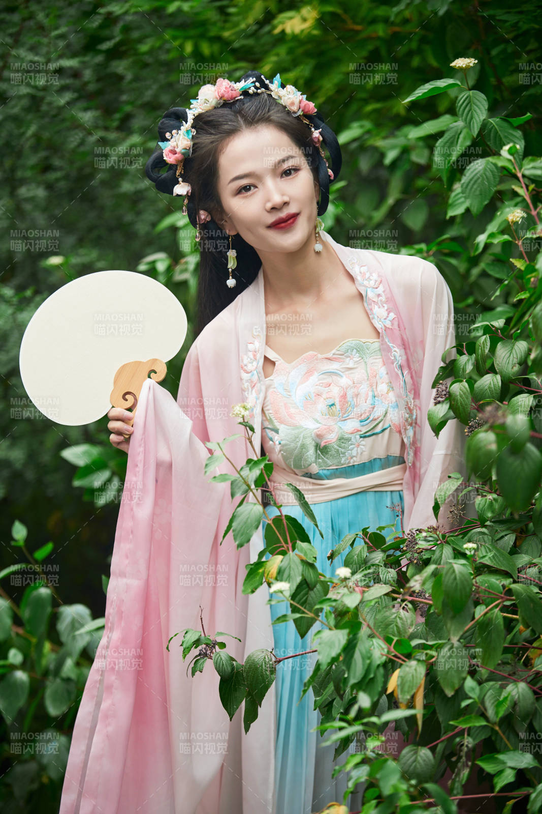 穿着汉服在古城拍照的东方美女图片