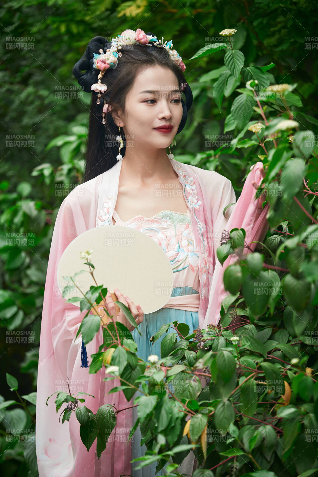 穿着汉服在古城拍照的东方美女图片