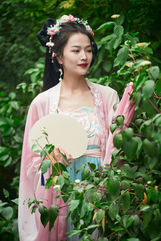 穿着汉服在古城拍照的东方美女图片