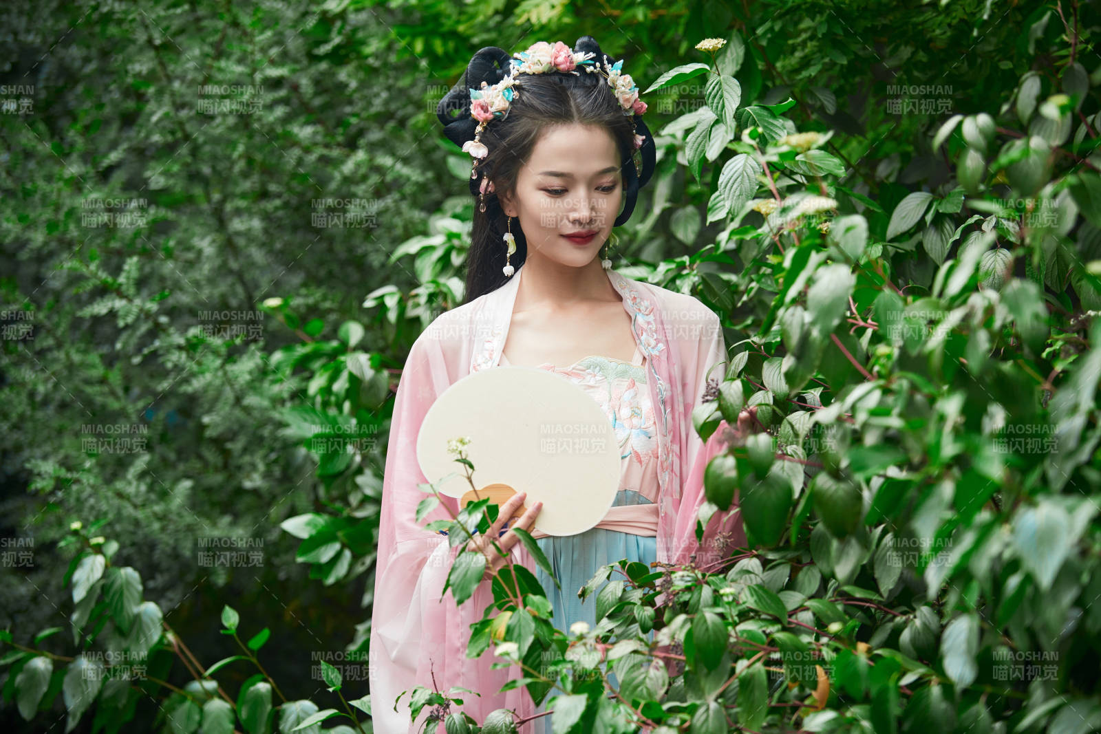 穿着汉服在古城拍照的东方美女图片