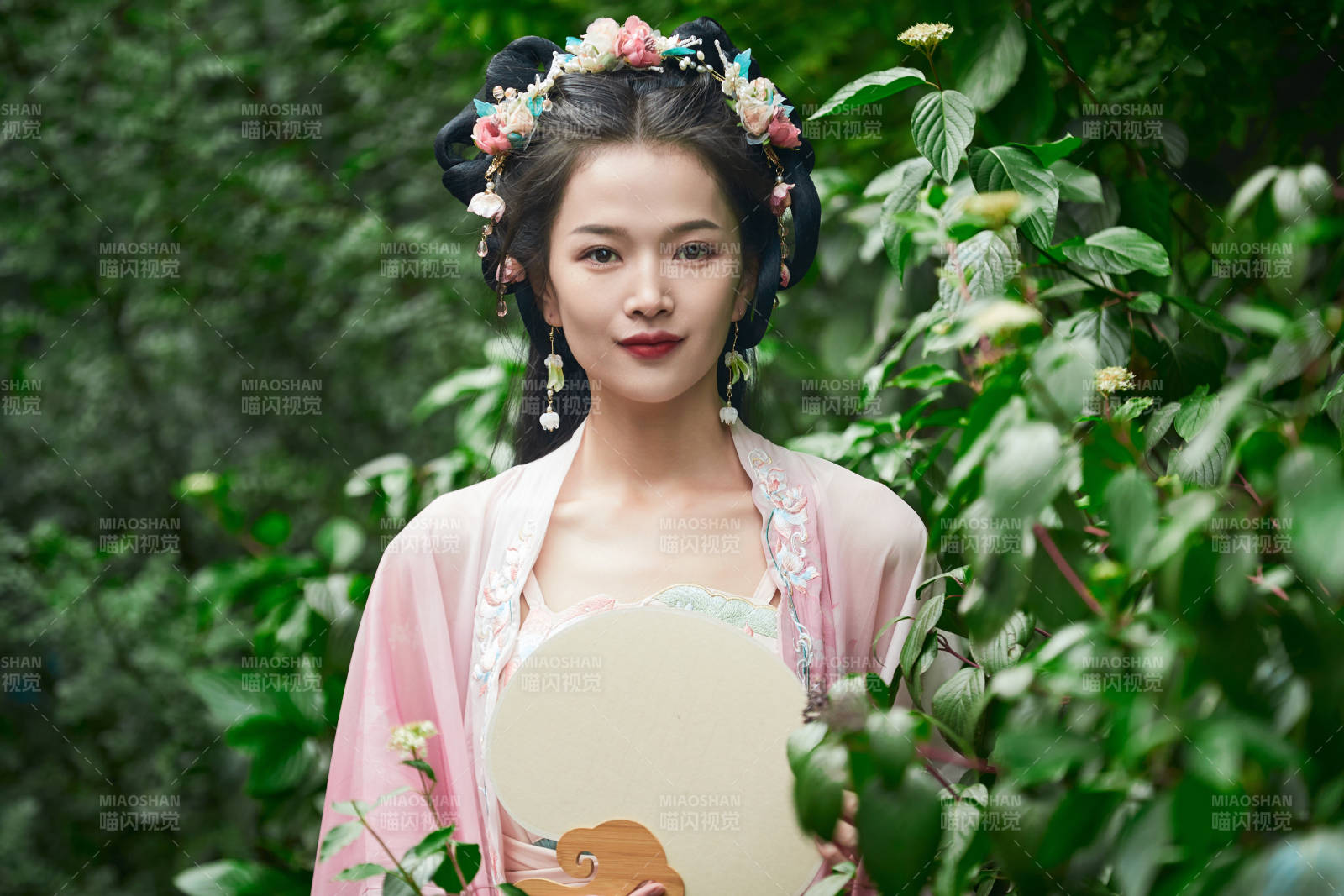 穿着汉服在古城拍照的东方美女图片