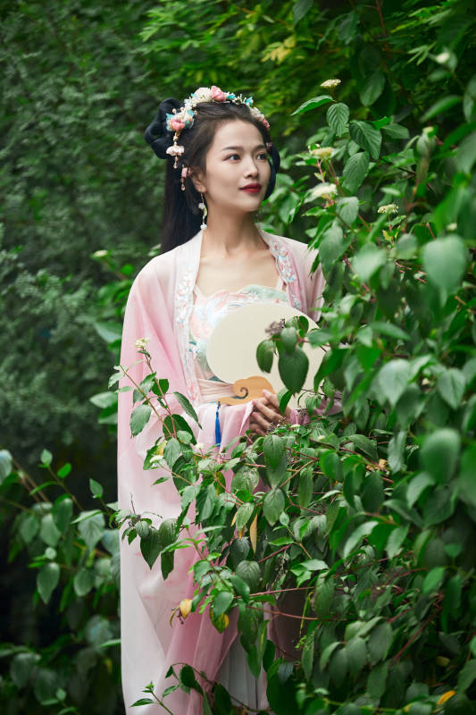 穿着汉服在古城拍照的东方美女图片