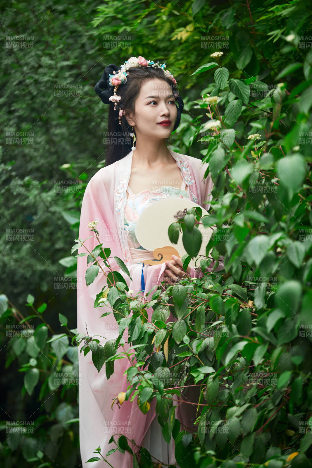 穿着汉服在古城拍照的东方美女图片