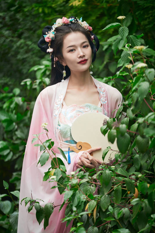 穿着汉服在古城拍照的东方美女图片