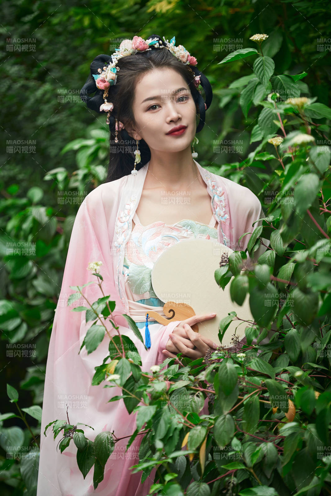 穿着汉服在古城拍照的东方美女图片