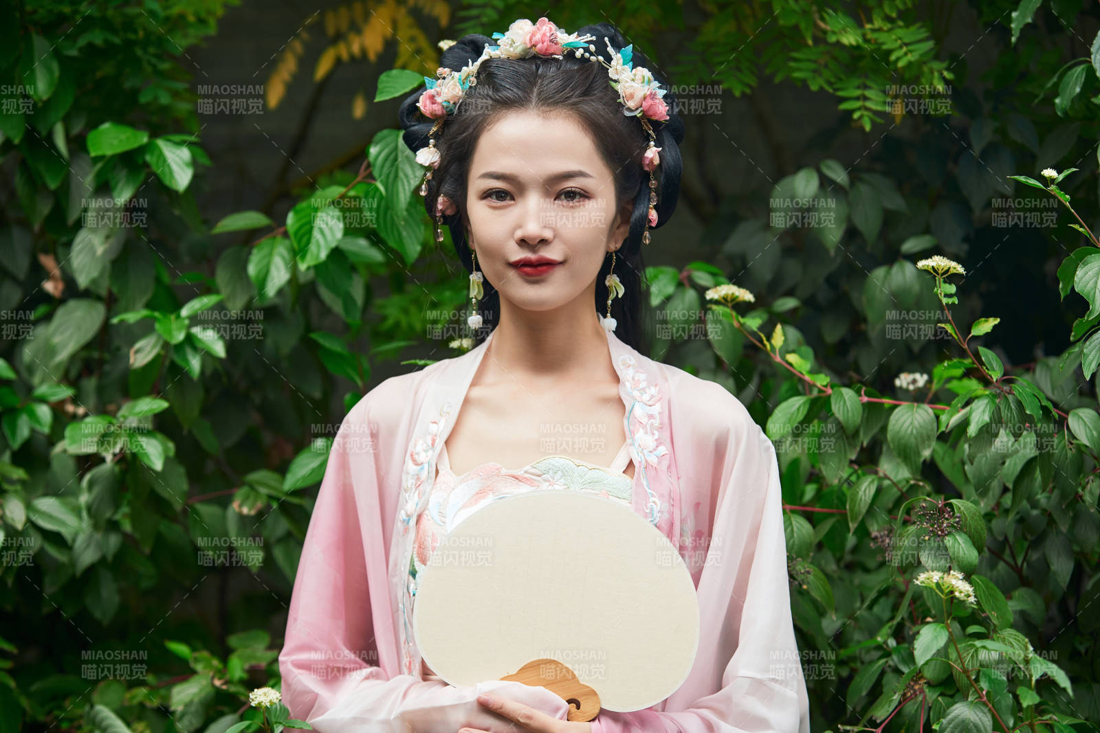 穿着汉服在古城拍照的东方美女图片