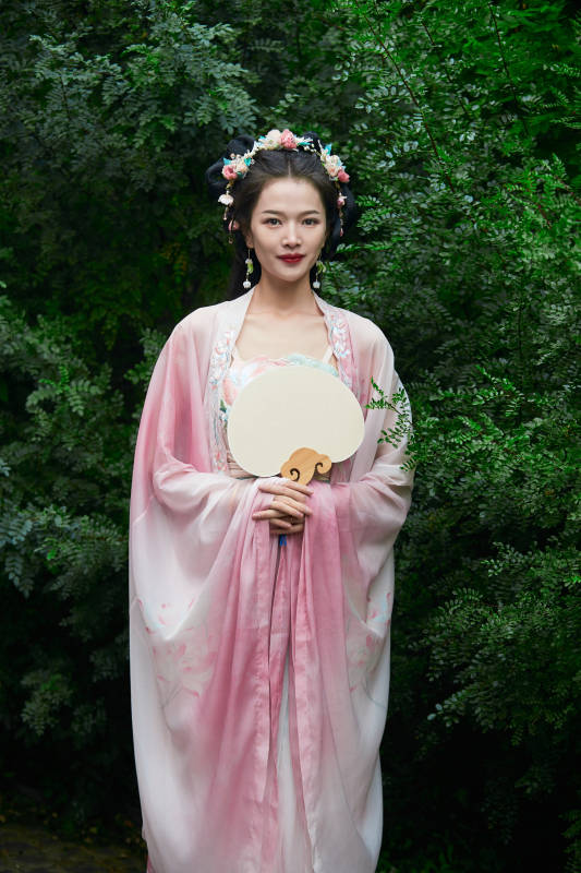 穿着汉服在古城拍照的东方美女图片