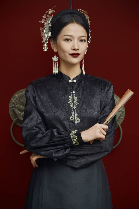 穿着中国汉族服饰马面裙的东方女性图片