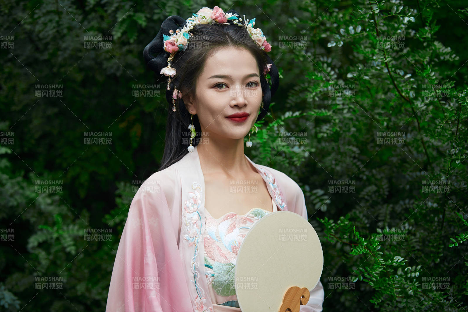 穿着汉服在古城拍照的东方美女图片