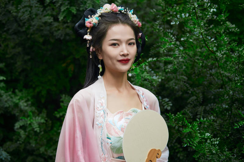 穿着汉服在古城拍照的东方美女图片