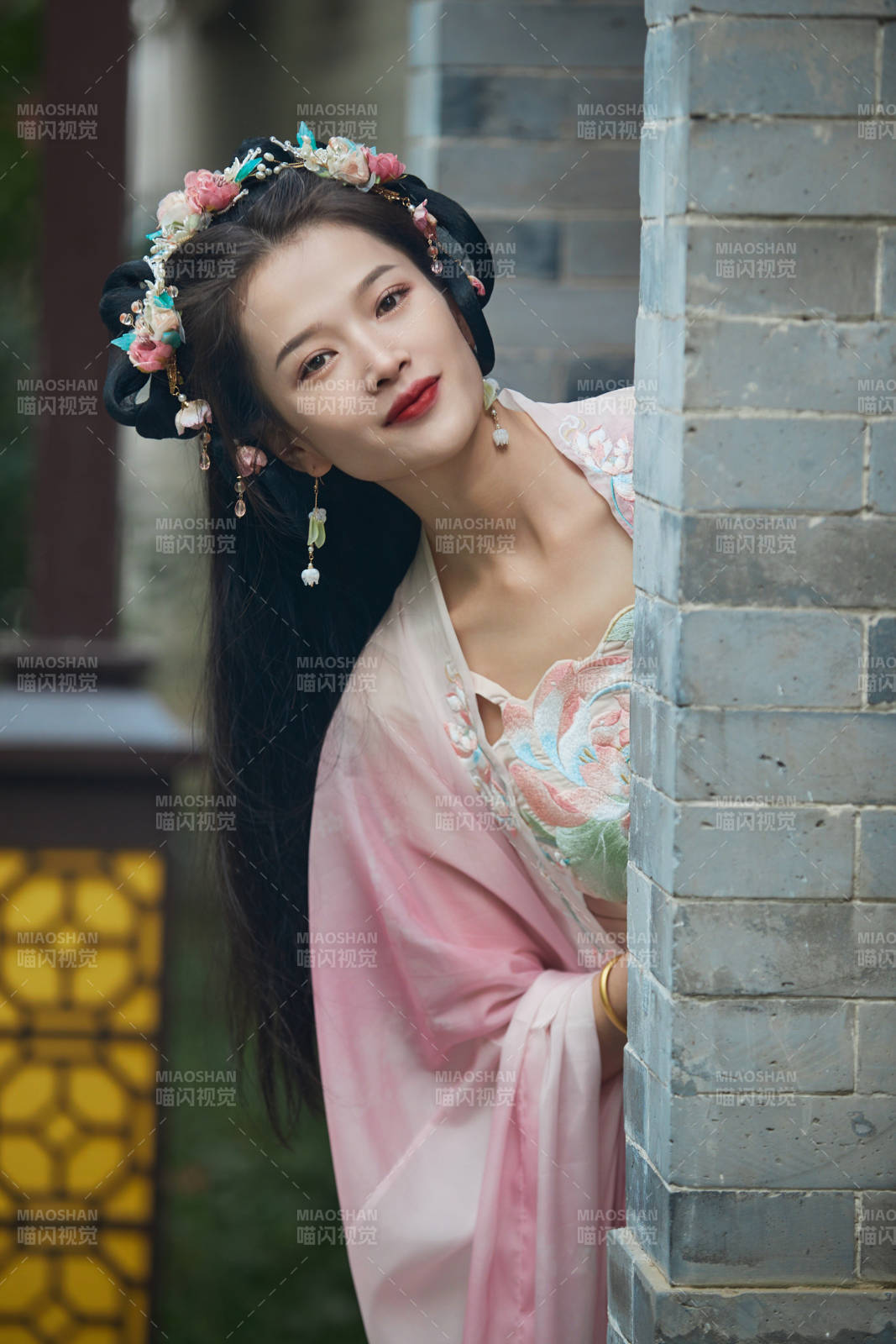 穿着汉服在古城拍照的东方美女图片