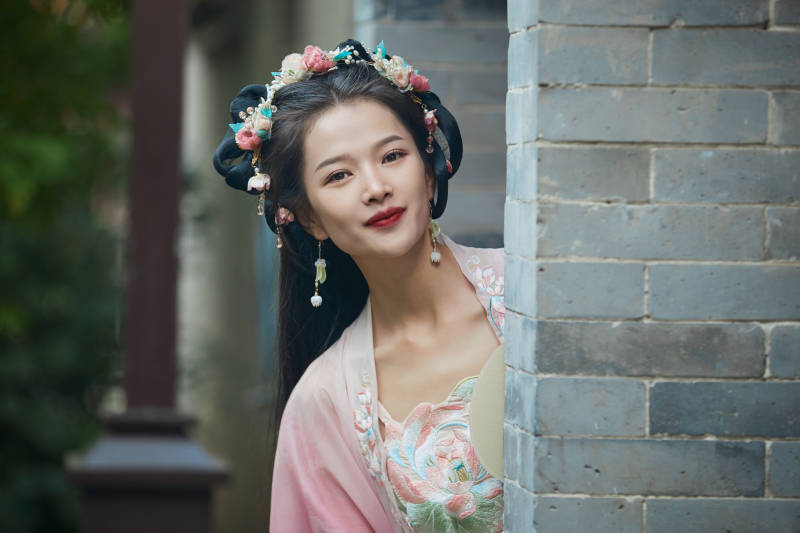 穿着汉服在古城拍照的东方美女图片