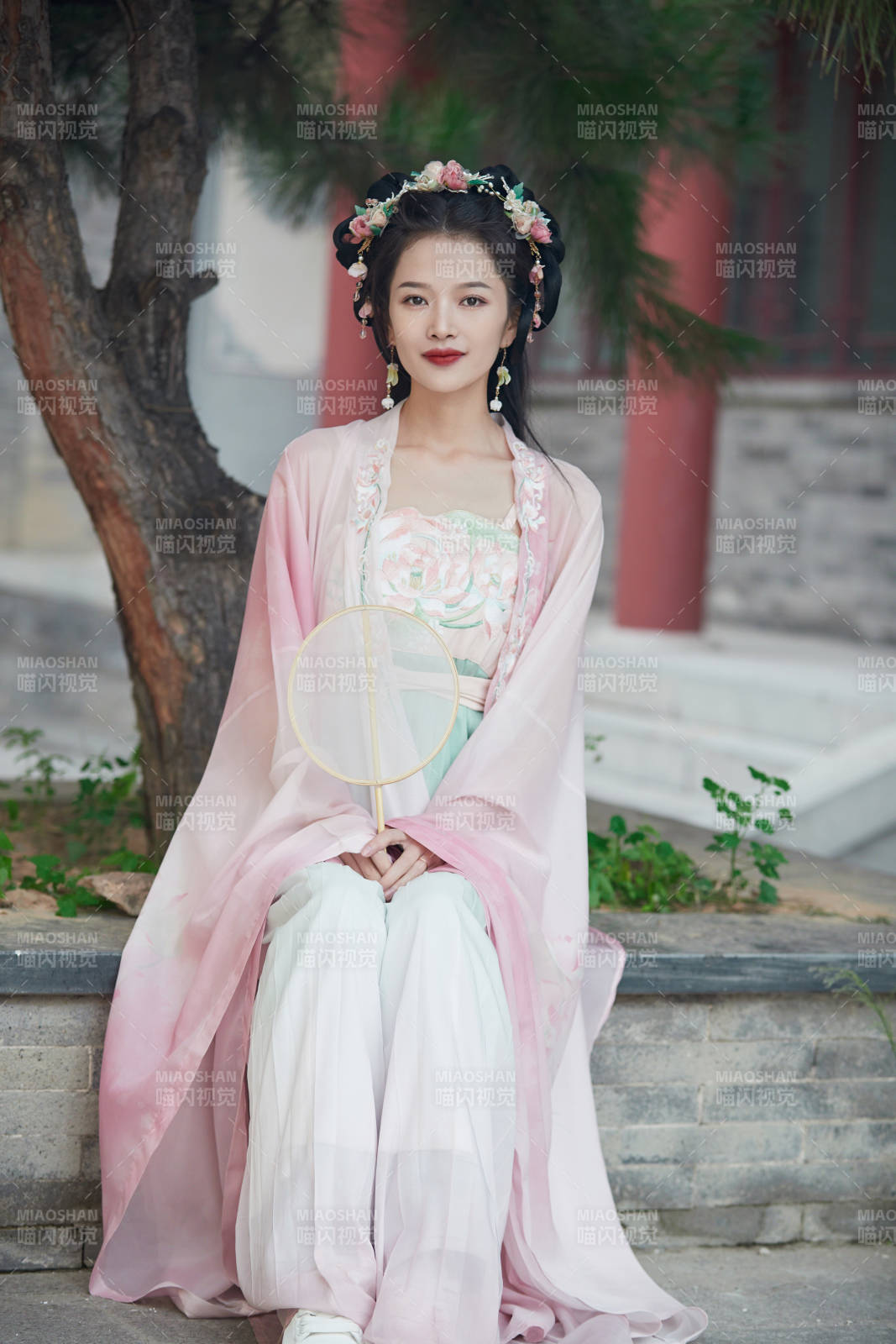 穿着汉服在古城拍照的东方美女图片