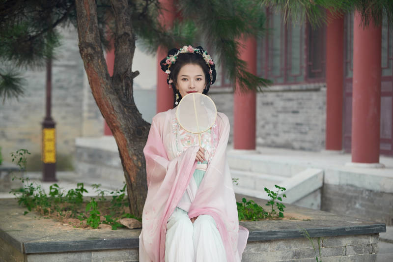 穿着汉服在古城拍照的东方美女图片