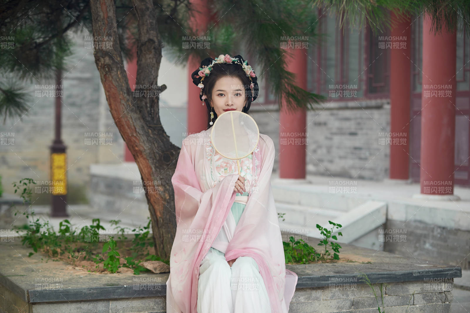 穿着汉服在古城拍照的东方美女图片