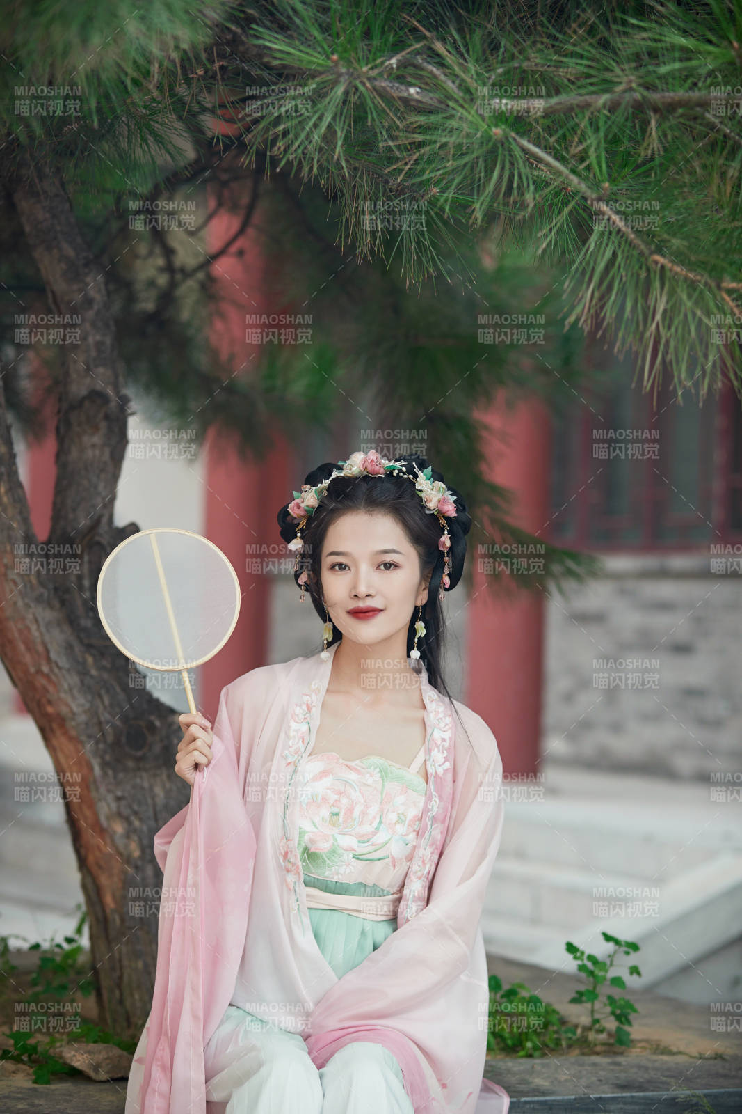 穿着汉服在古城拍照的东方美女图片