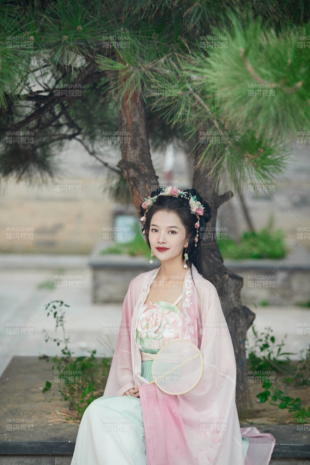 穿着汉服在古城拍照的东方美女图片