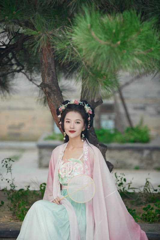 穿着汉服在古城拍照的东方美女图片