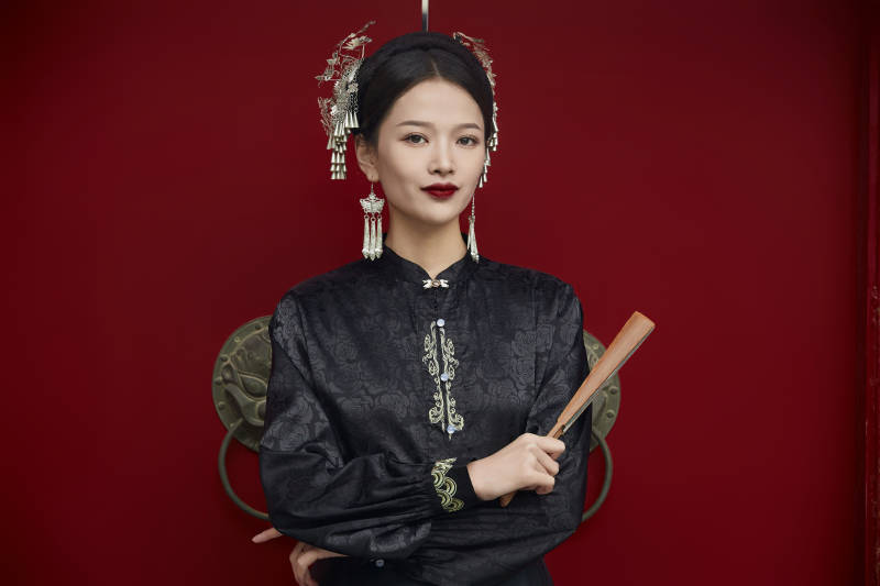 穿着中国汉族服饰马面裙的东方女性图片