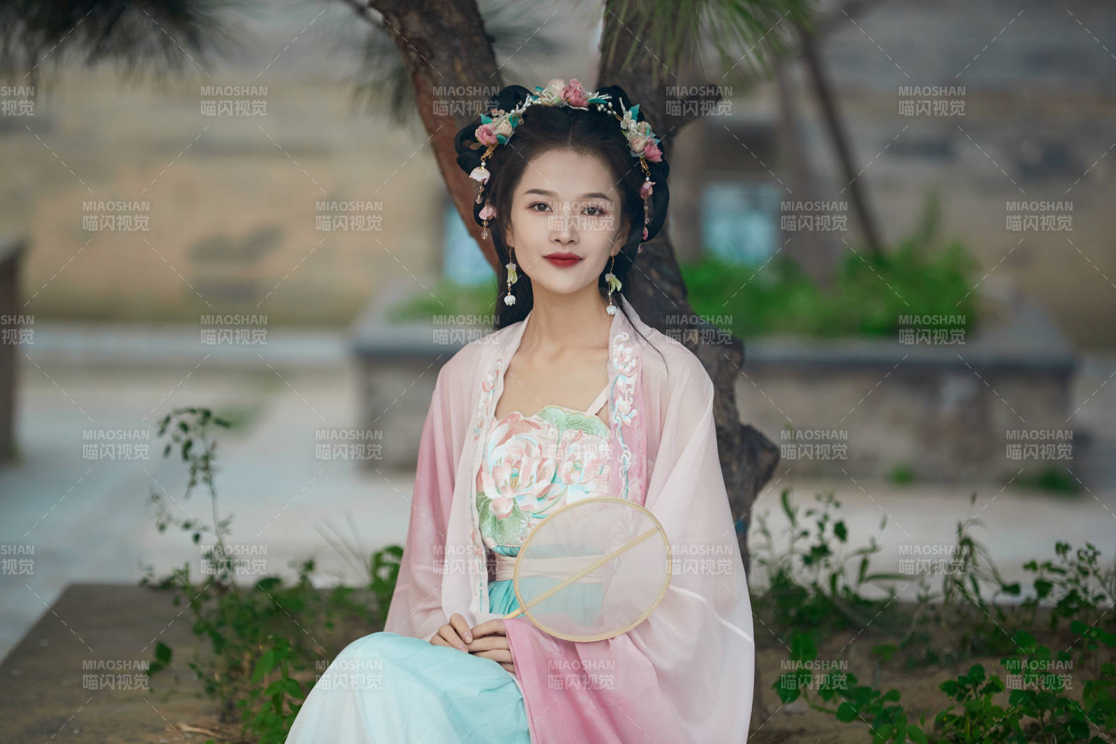 穿着汉服在古城拍照的东方美女图片