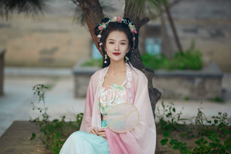 穿着汉服在古城拍照的东方美女图片