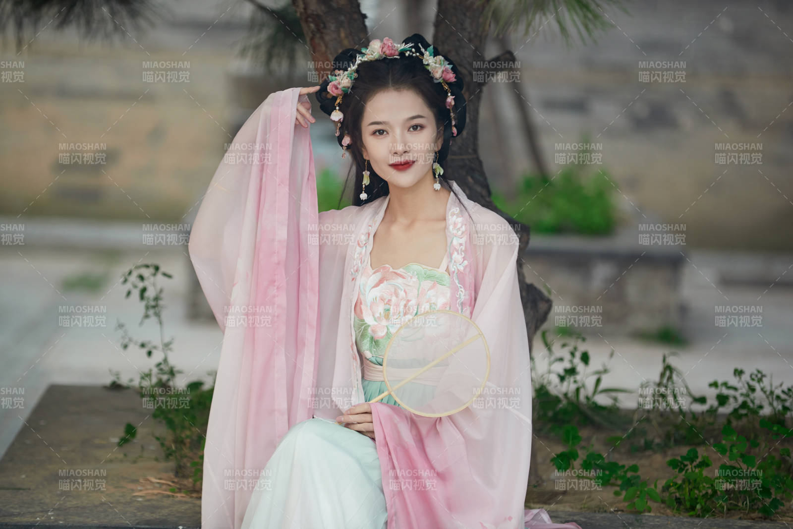 穿着汉服在古城拍照的东方美女图片