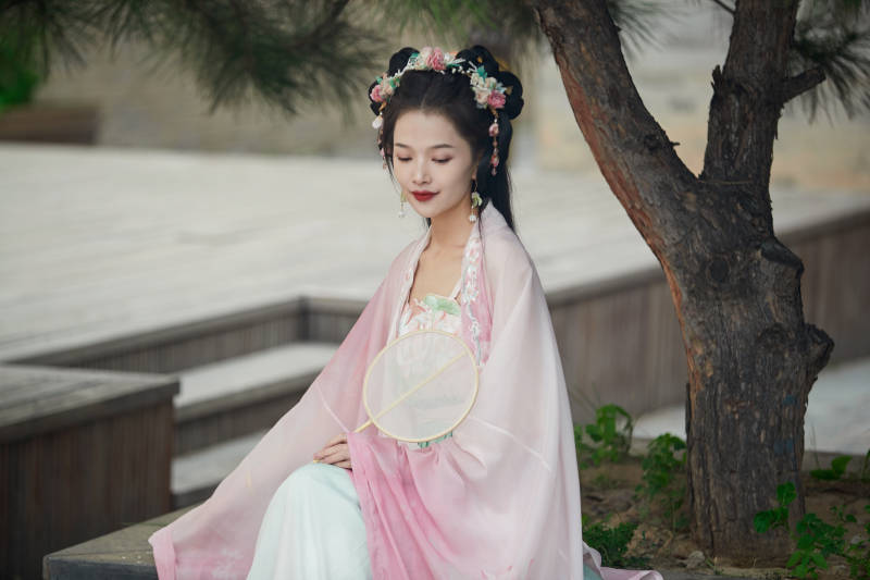 穿着汉服在古城拍照的东方美女图片