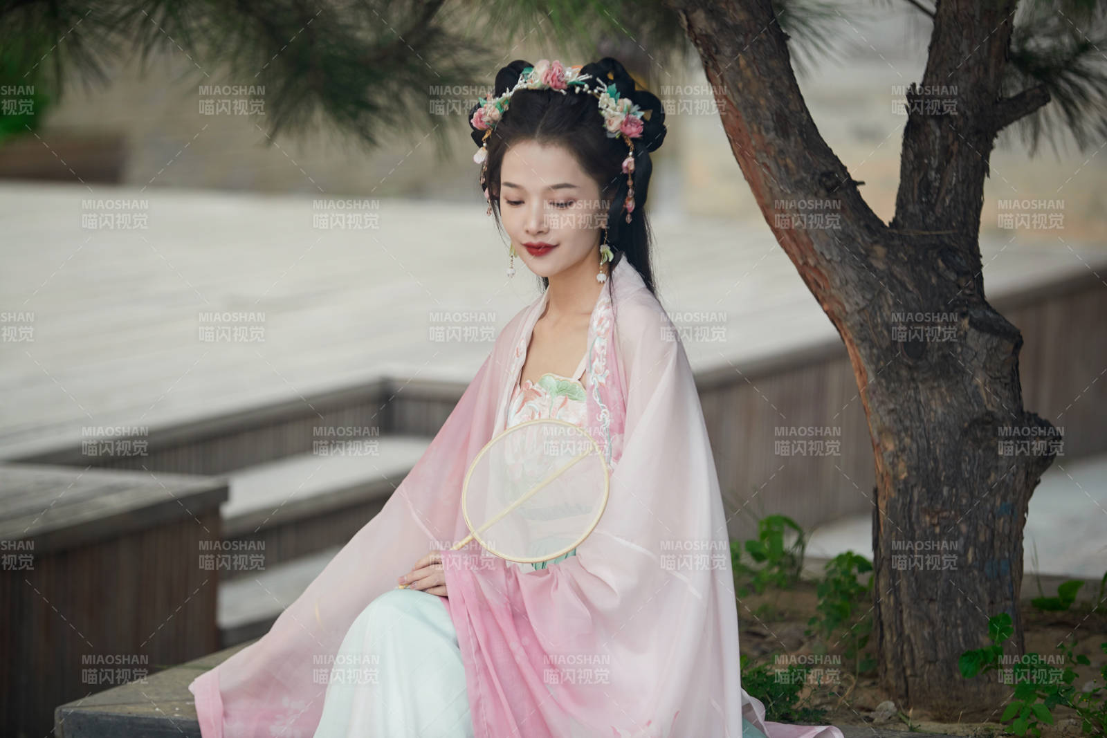 穿着汉服在古城拍照的东方美女图片