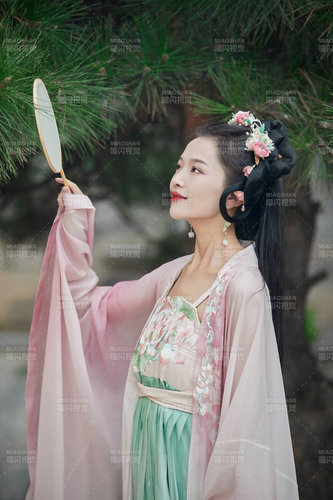 穿着汉服在古城拍照的东方美女图片