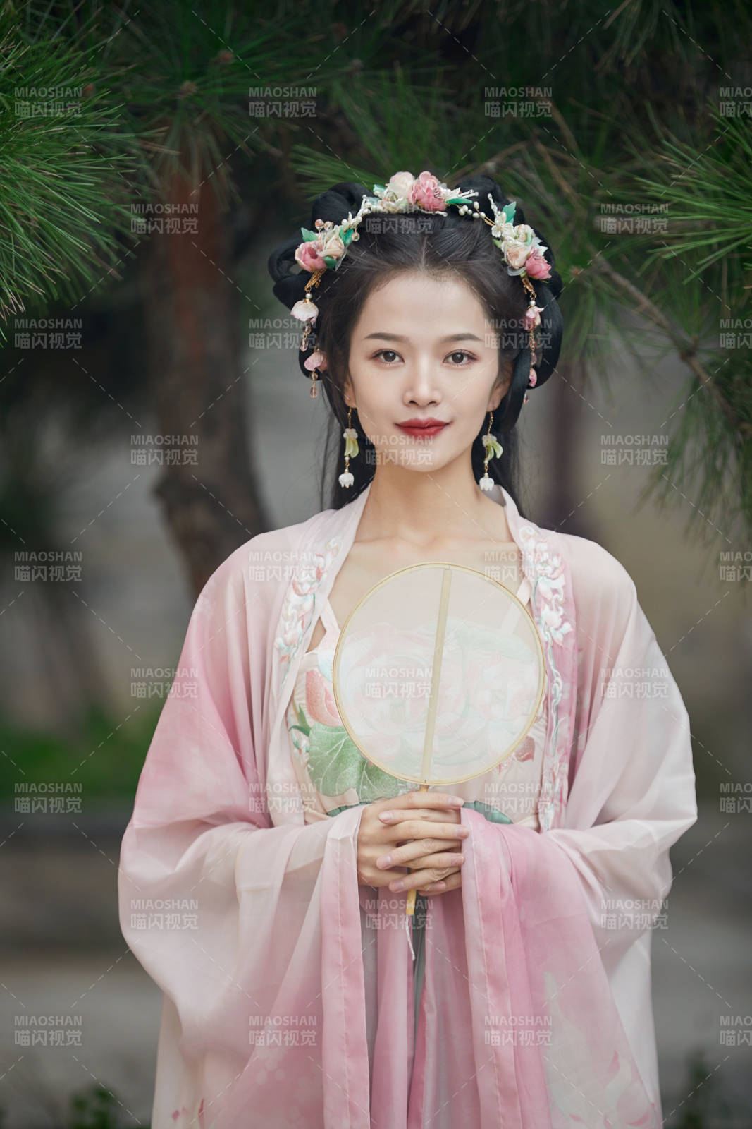 穿着汉服在古城拍照的东方美女图片