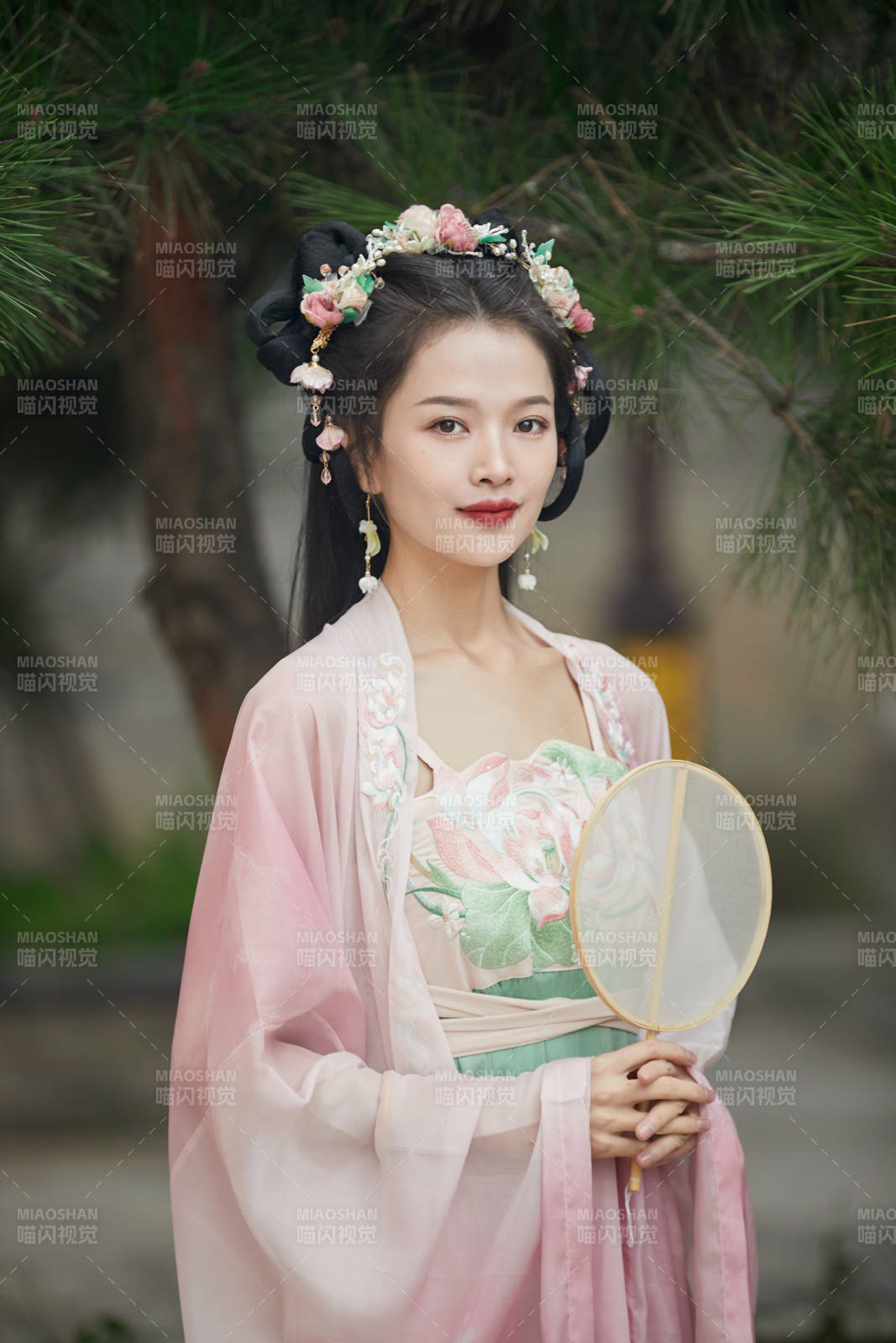 穿着汉服在古城拍照的东方美女图片