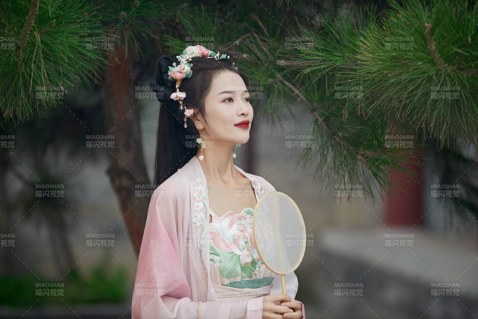 穿着汉服在古城拍照的东方美女图片