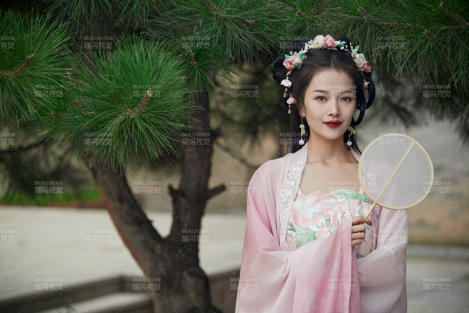 穿着汉服在古城拍照的东方美女图片