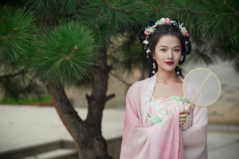 穿着汉服在古城拍照的东方美女图片