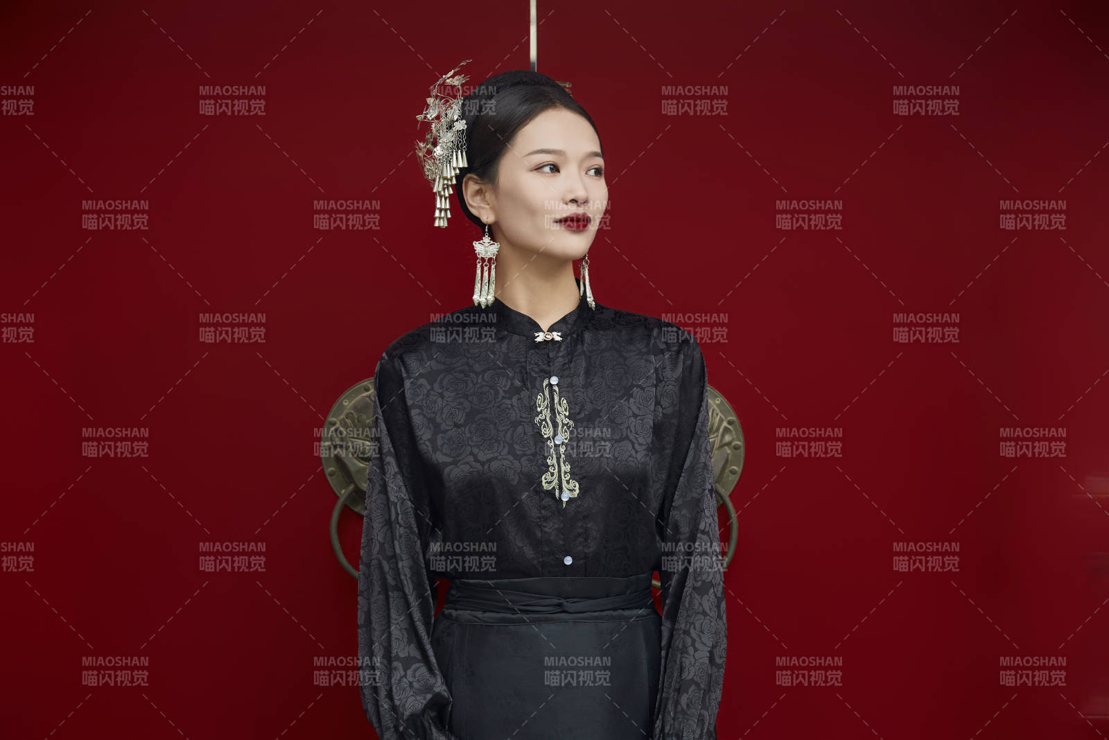 穿着中国汉族服饰马面裙的东方女性图片