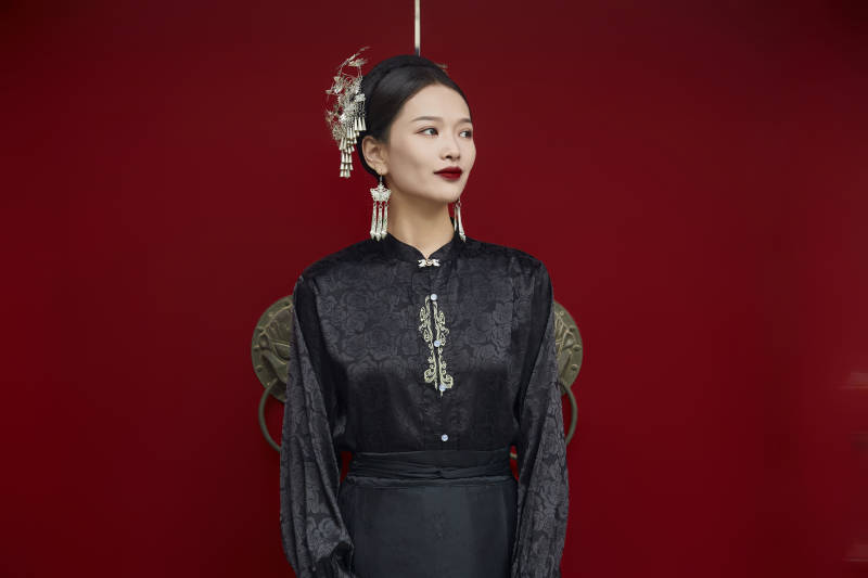 穿着中国汉族服饰马面裙的东方女性图片