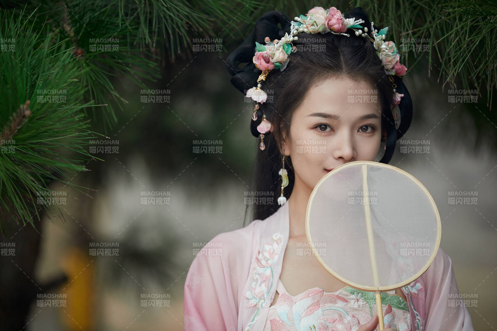 穿着汉服在古城拍照的东方美女图片