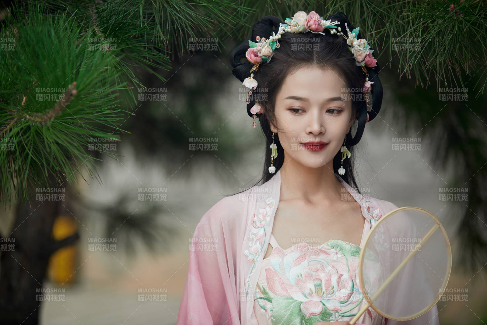 穿着汉服在古城拍照的东方美女图片