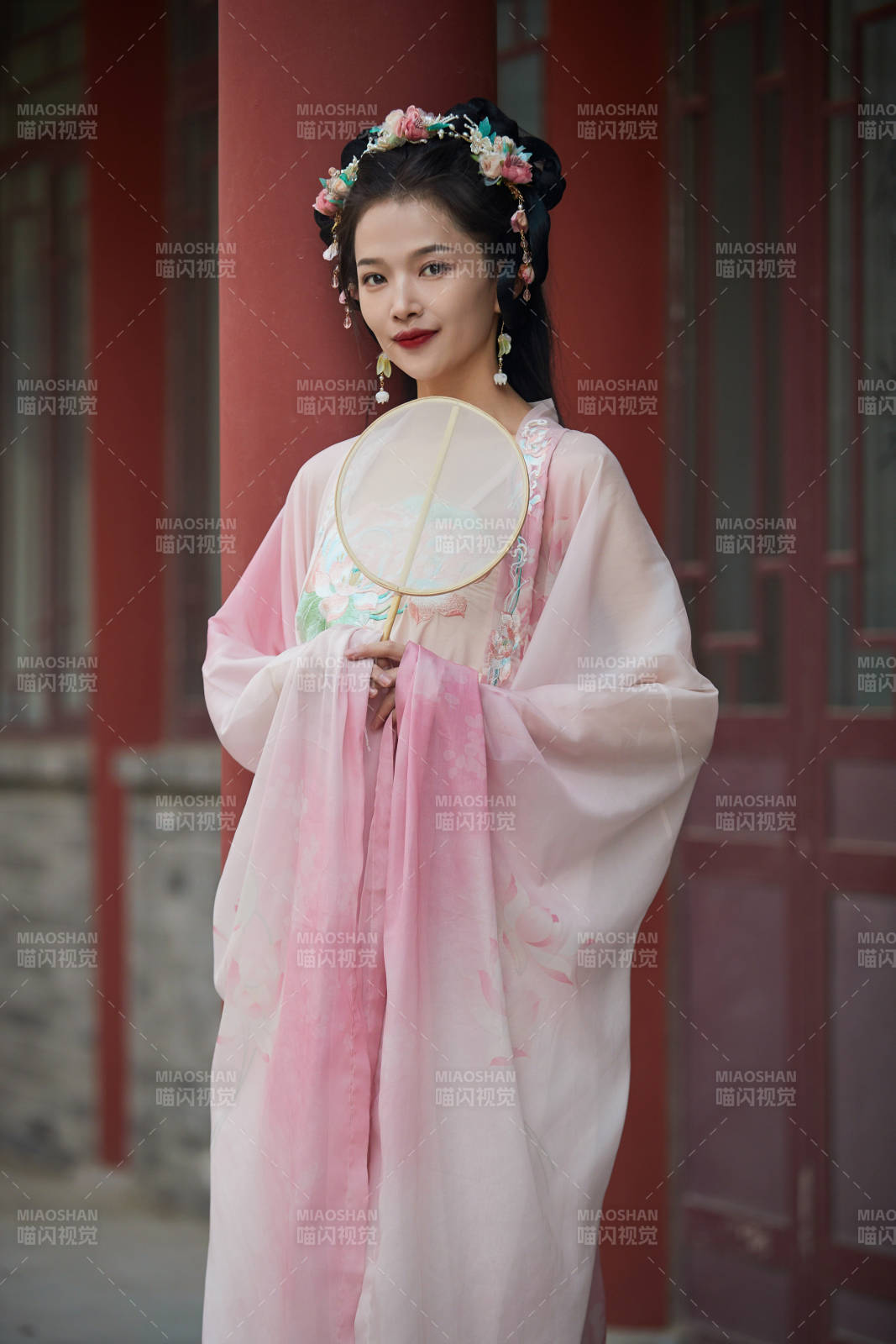 穿着汉服在古城拍照的东方美女图片