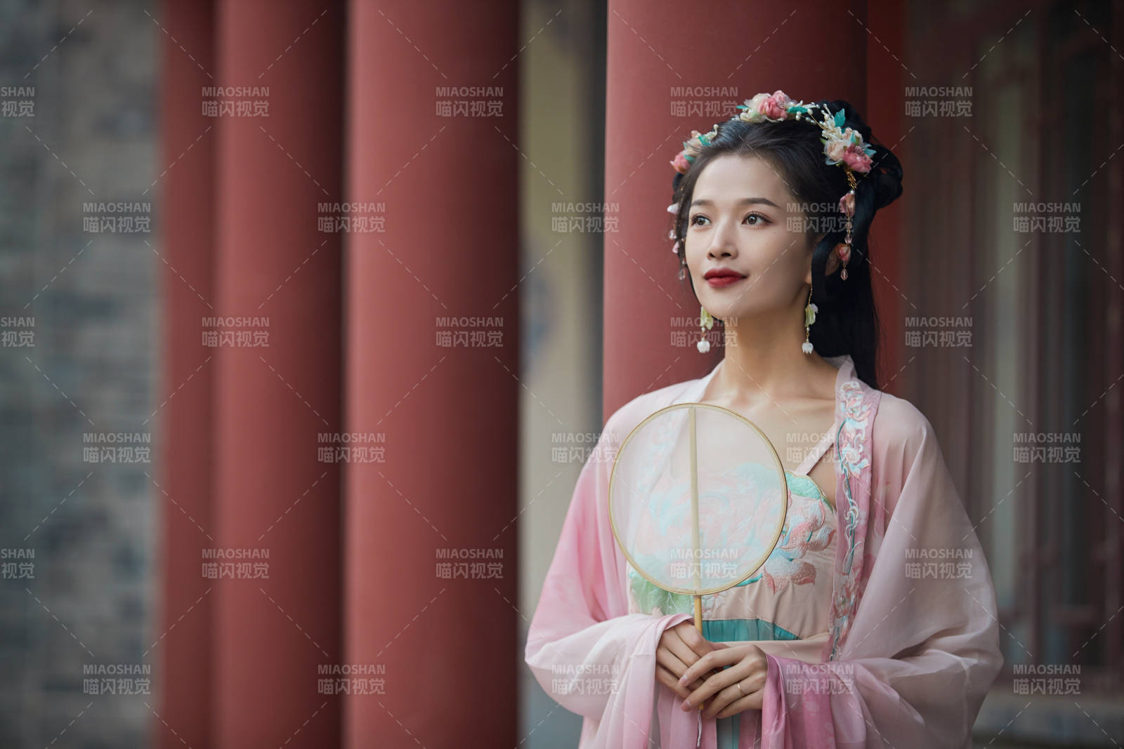 穿着汉服在古城拍照的东方美女图片