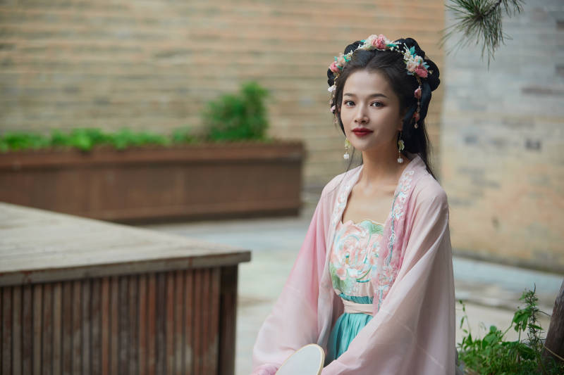 穿着汉服在古城拍照的东方美女图片