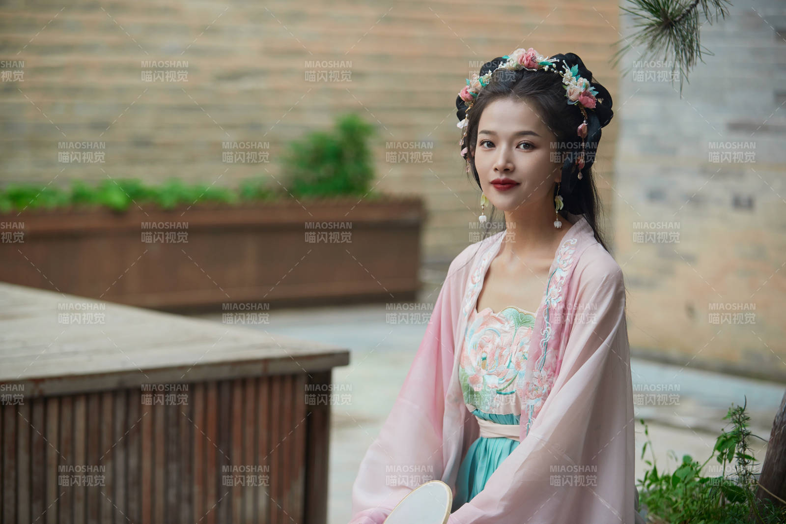 穿着汉服在古城拍照的东方美女图片