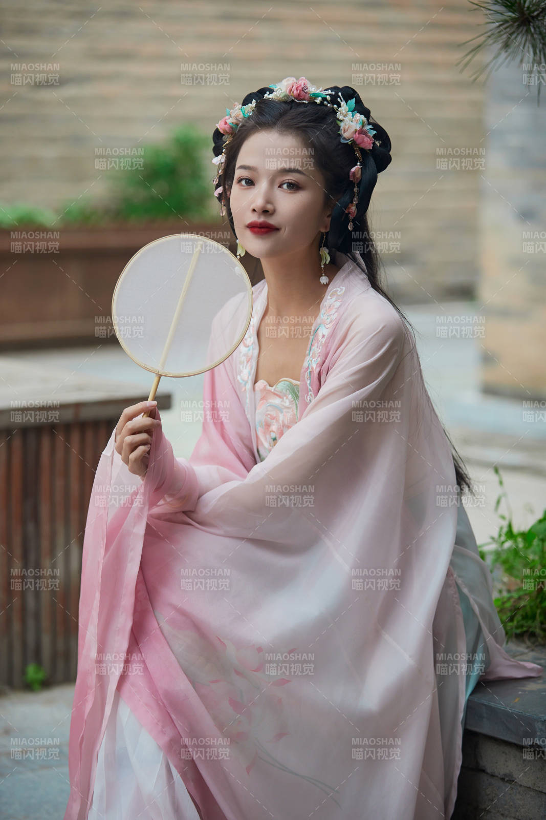 穿着汉服在古城拍照的东方美女图片