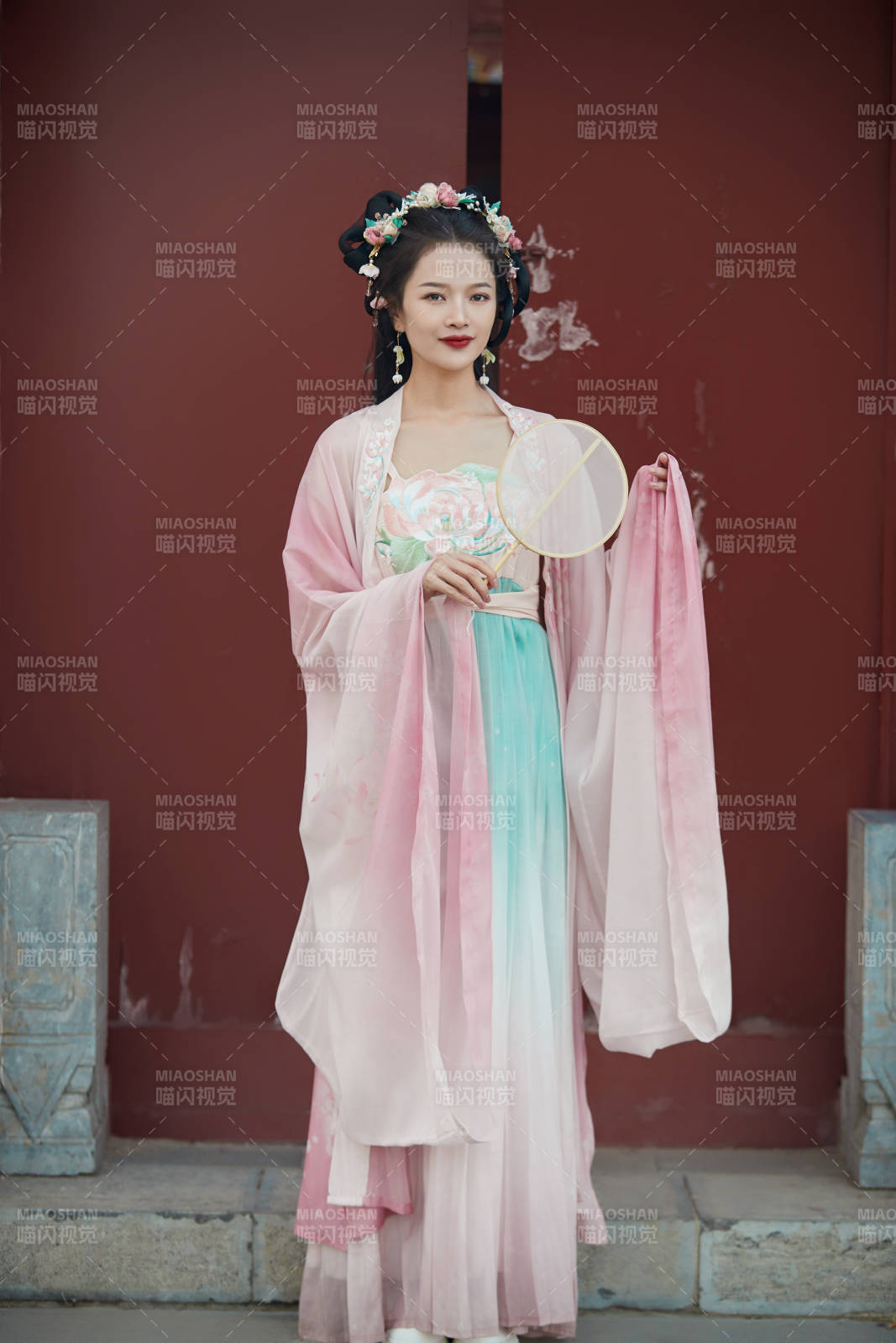 穿着汉服在古城拍照的东方美女图片