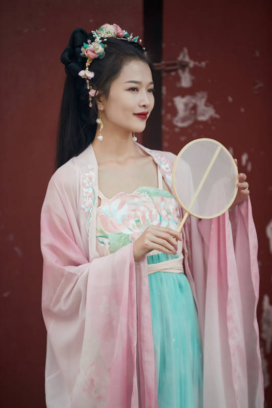 穿着汉服在古城拍照的东方美女图片