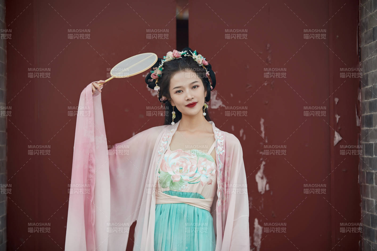 穿着汉服在古城拍照的东方美女图片