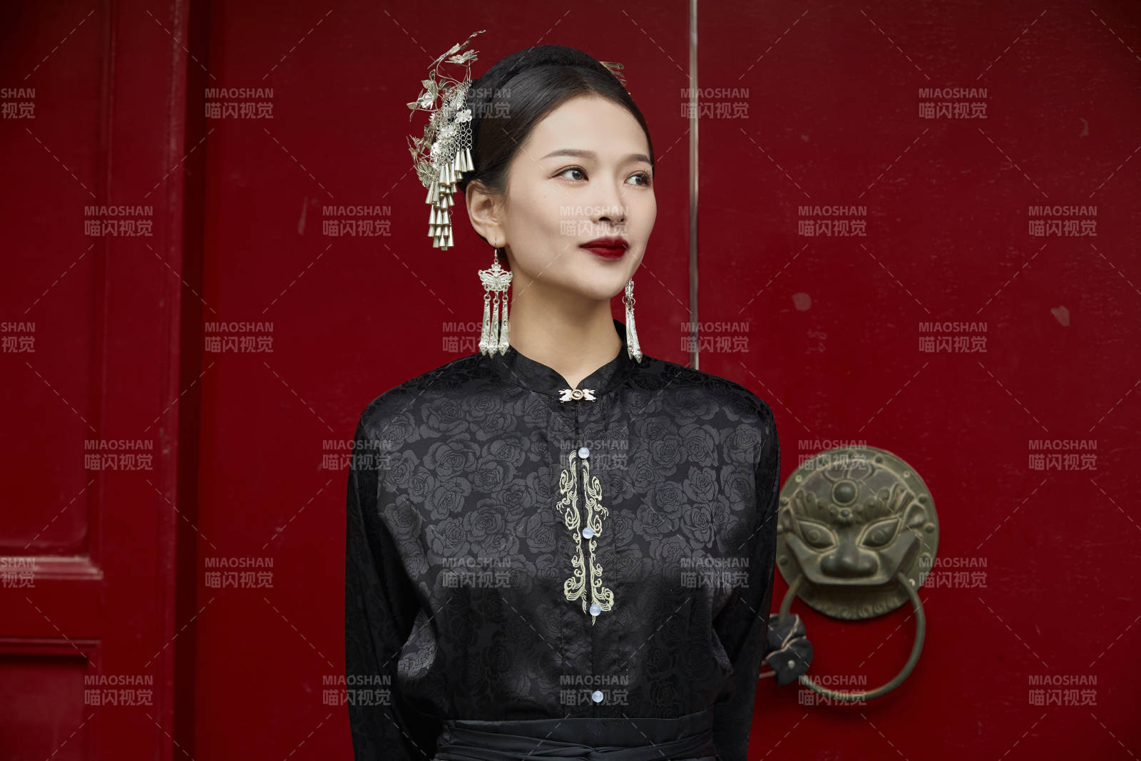 穿着中国汉族服饰马面裙的东方女性图片