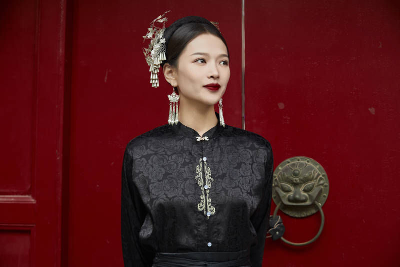 穿着中国汉族服饰马面裙的东方女性图片